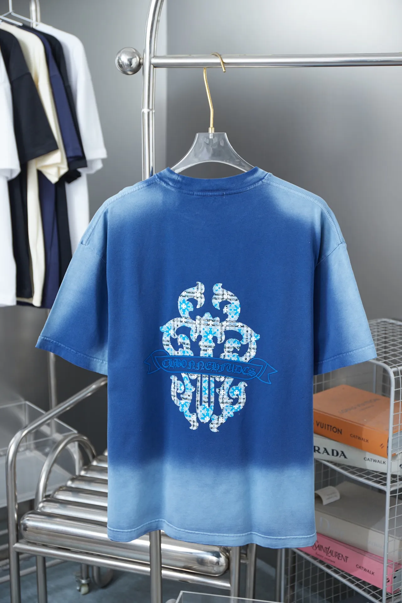 🅿️210 Ch*ome Hearte 25SS early spring new style, short-sleeved with Kro heart logo and rhinestones, light luxury, essential item for daily commuting for men and women, correct version, welcome to compare, detailed features · 320g 100% pure cotton double yarn jersey fabric · Custom dyed in the same vat, special thickened 32 pieces double-strand 1X1 thread · Digital direct printing ➕Australian imported pearlescent diamonds ➕Thick three-dimensional letter logo · Ready-made garments are dyed, then faded and fried with snowflakes, then washed to make them look old. · Common washing improves the effect. · Double-needle stitching and seam-crossing process. · Original main mark, washed tag, branded moisture-proof paper packaging. Color: black/blue/green. Size: S/M/L/XL.
